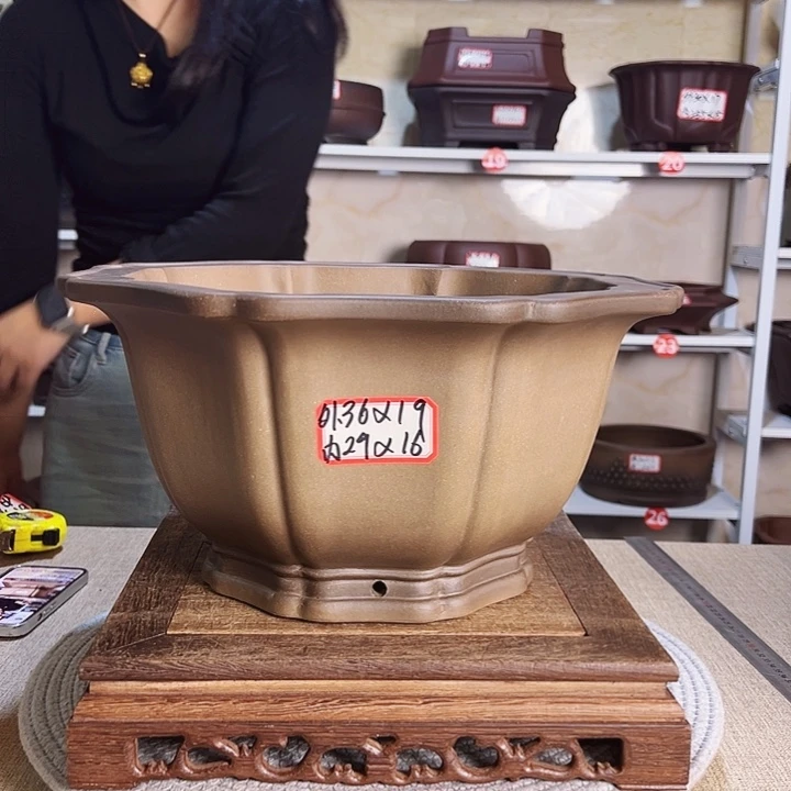 紫砂花盆依***景紫砂花盆