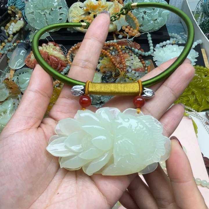 泓***ì蛇纹石玉未镶嵌颈饰