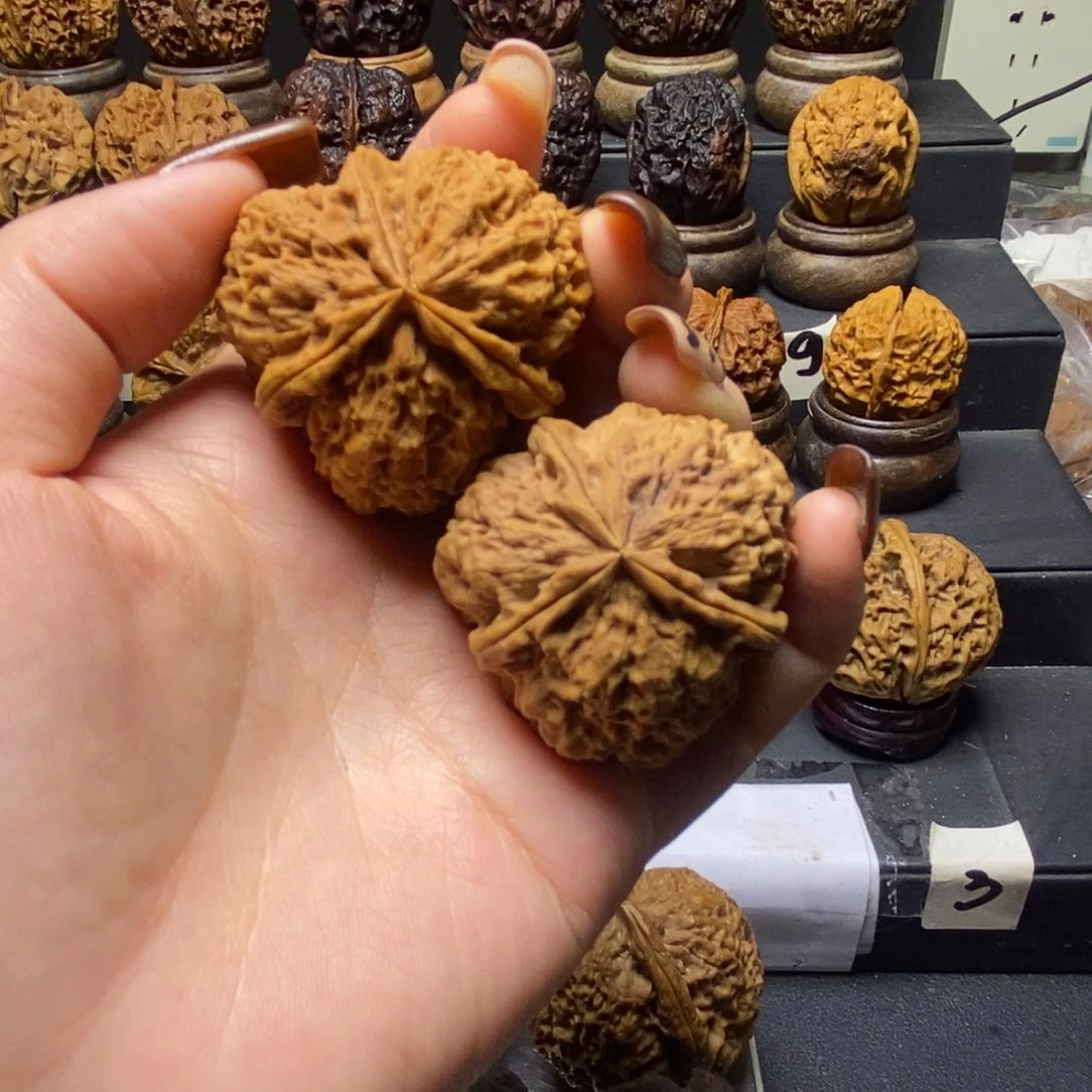 文玩核桃吊坠刺花