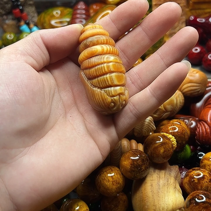 吕***1雷击琥珀木手把件