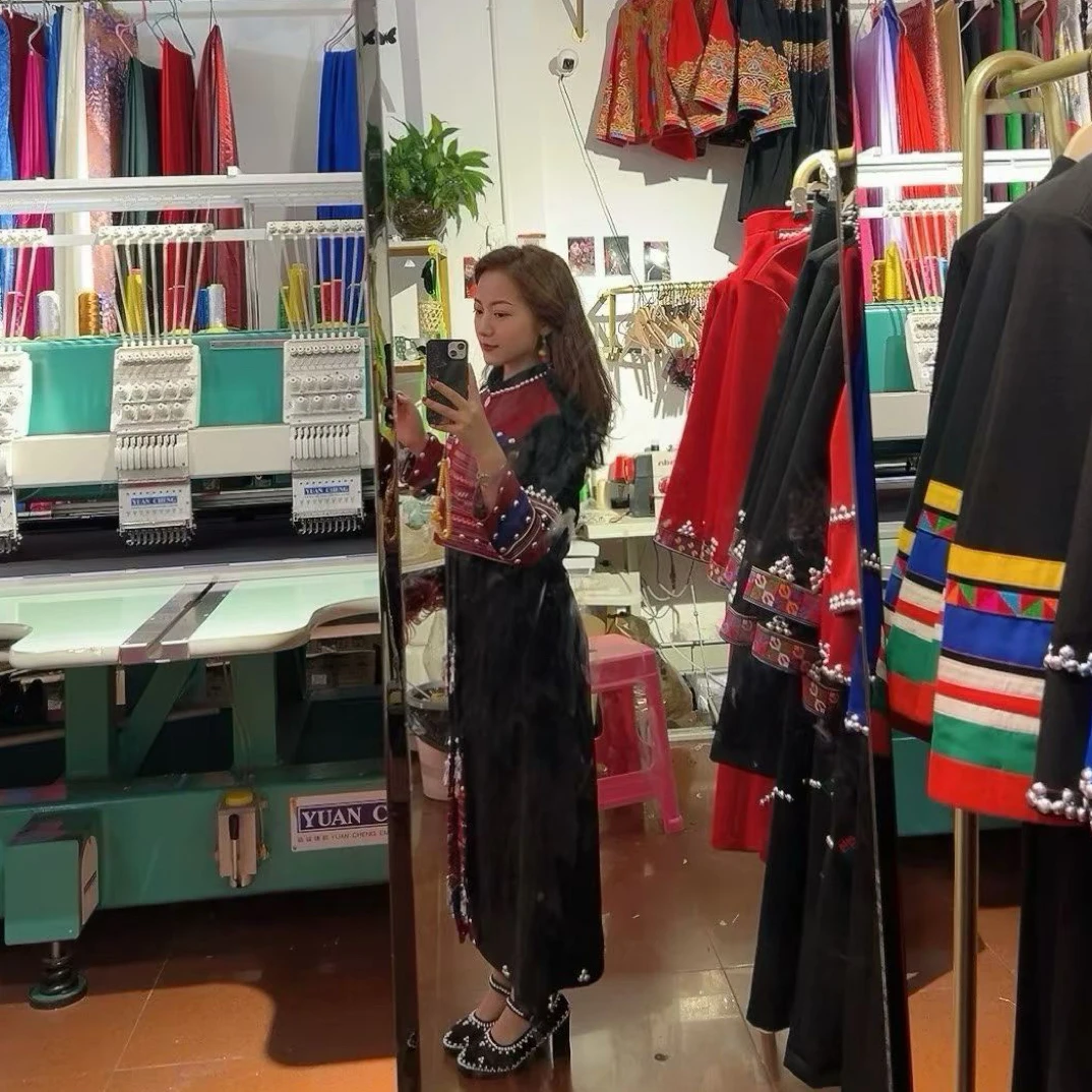 云南少数民族绿春哈尼族机绣经典服装适合日常与舞台表演穿着