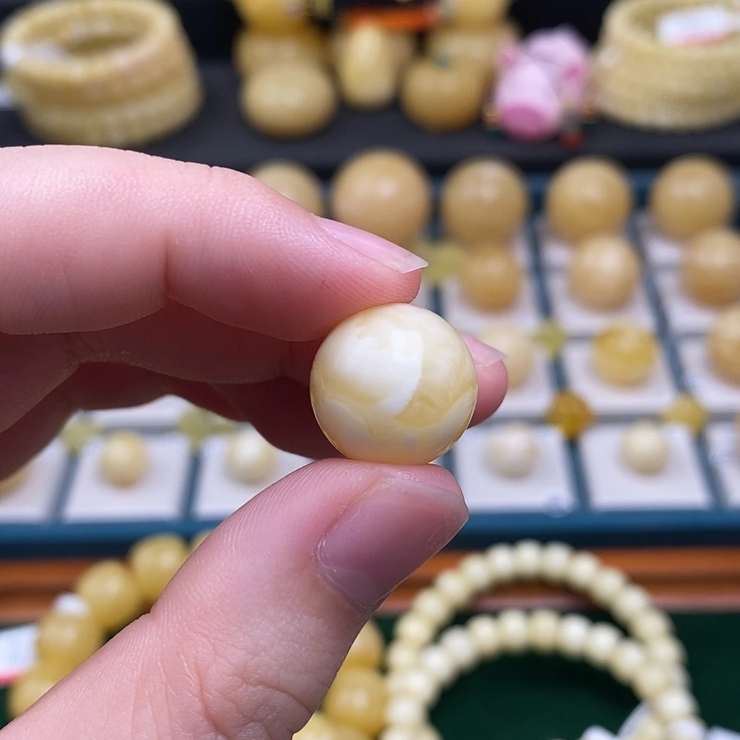 是***光蜜蜡未镶嵌珠宝奇石