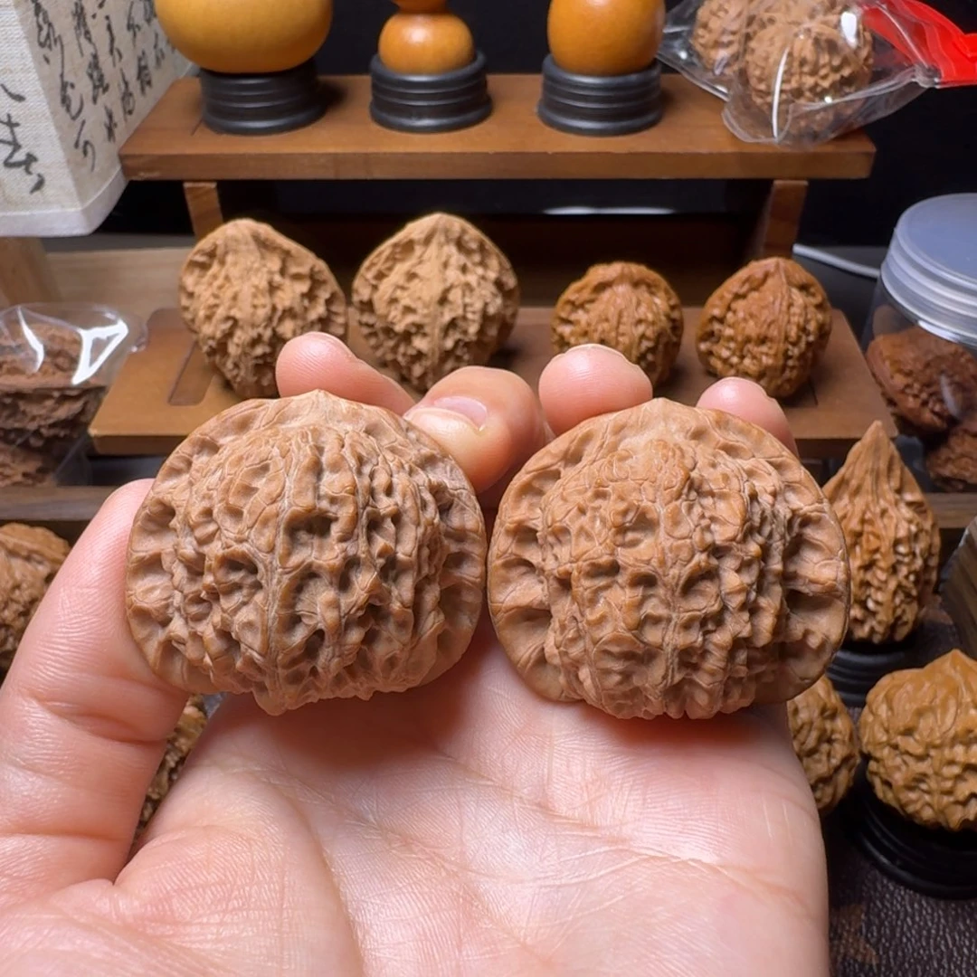 文玩核桃吊坠血麒麟