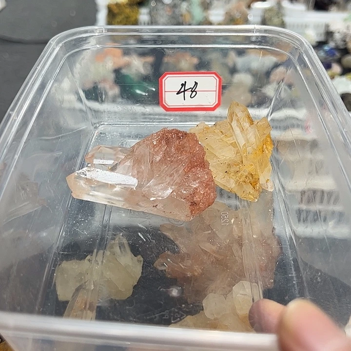 嫒***和未镶嵌珠宝半成品水晶
