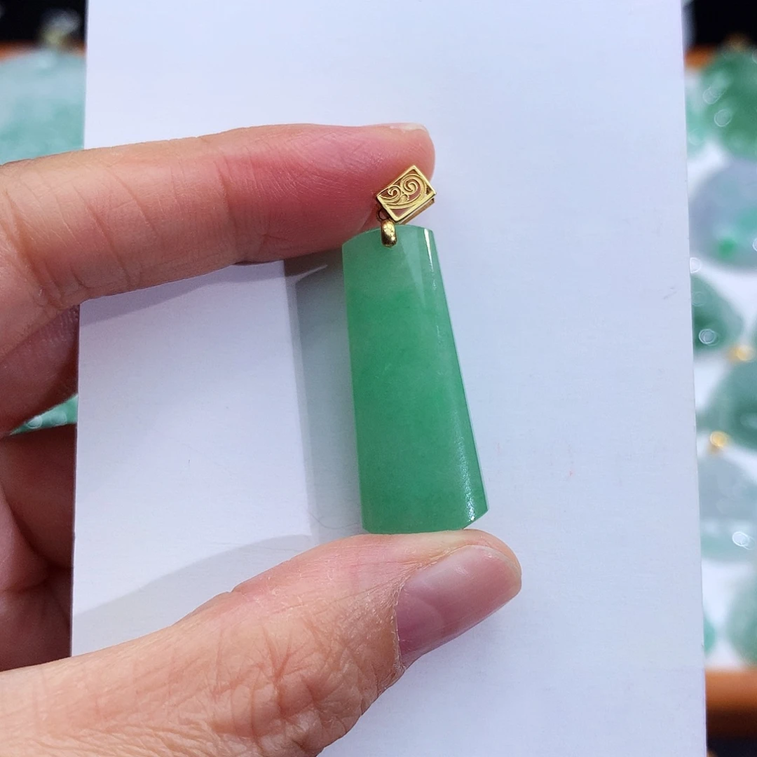 翡翠18K金镶嵌颈饰翡翠吊坠
