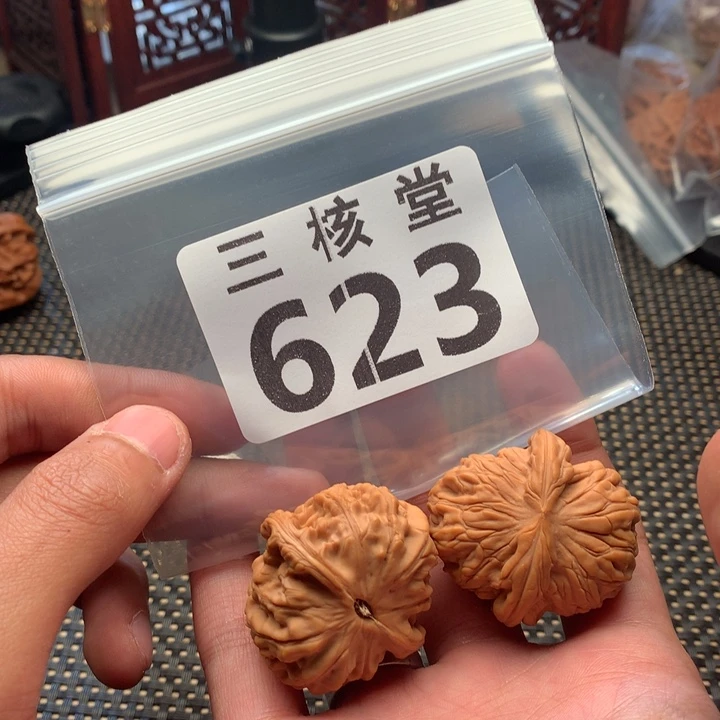 秦***淮文玩核桃把件小金鱼
