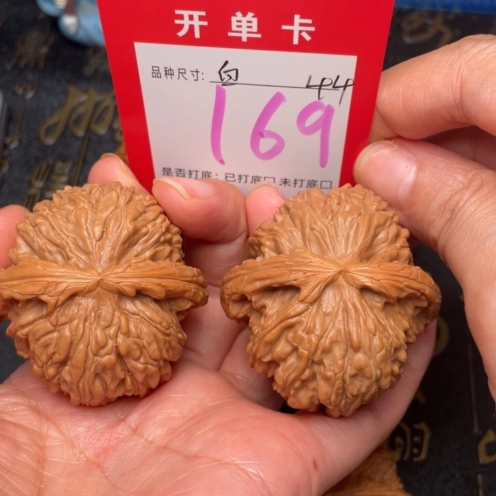 吊坠桃核文玩了吗