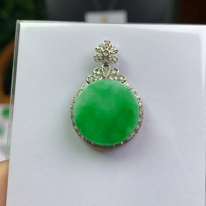 翡翠18K金镶嵌颈饰