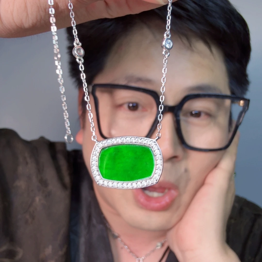 翡翠未镶嵌颈饰一个