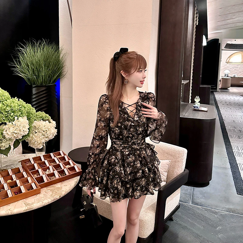 宁芙心心原创 极繁主义 重工繁复花边交叉绑带黑色提花连体裤
