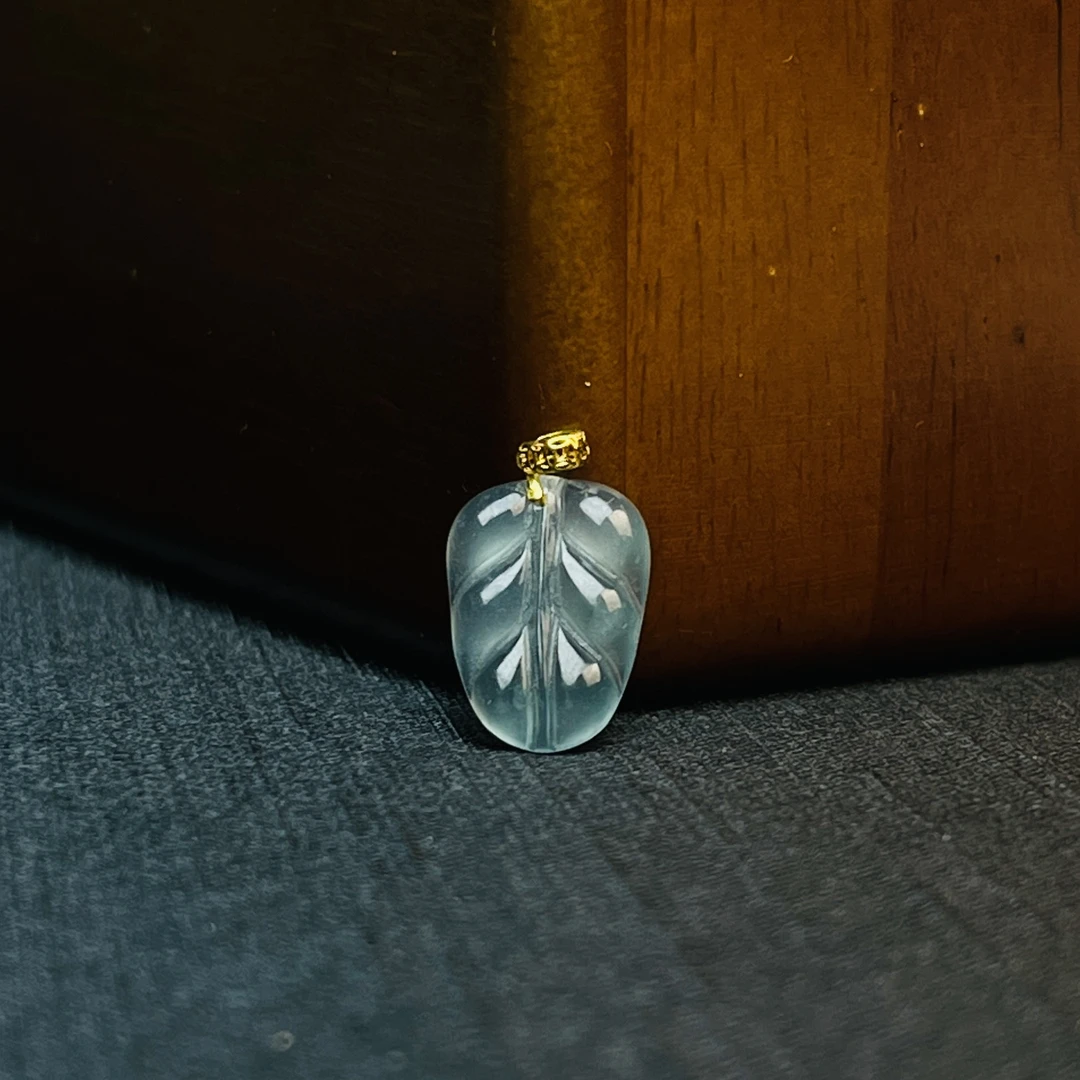 18K金镶嵌天然A货翡翠叶子吊坠