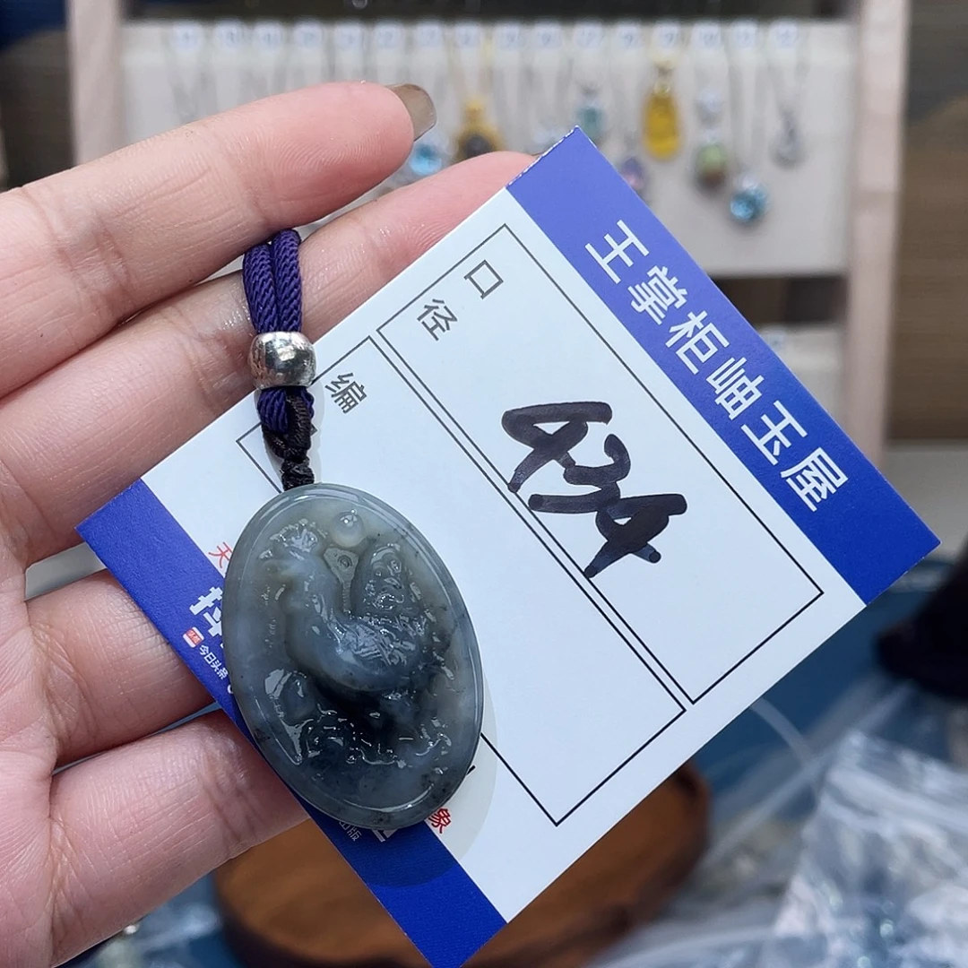 岫玉未镶嵌颈饰多样性