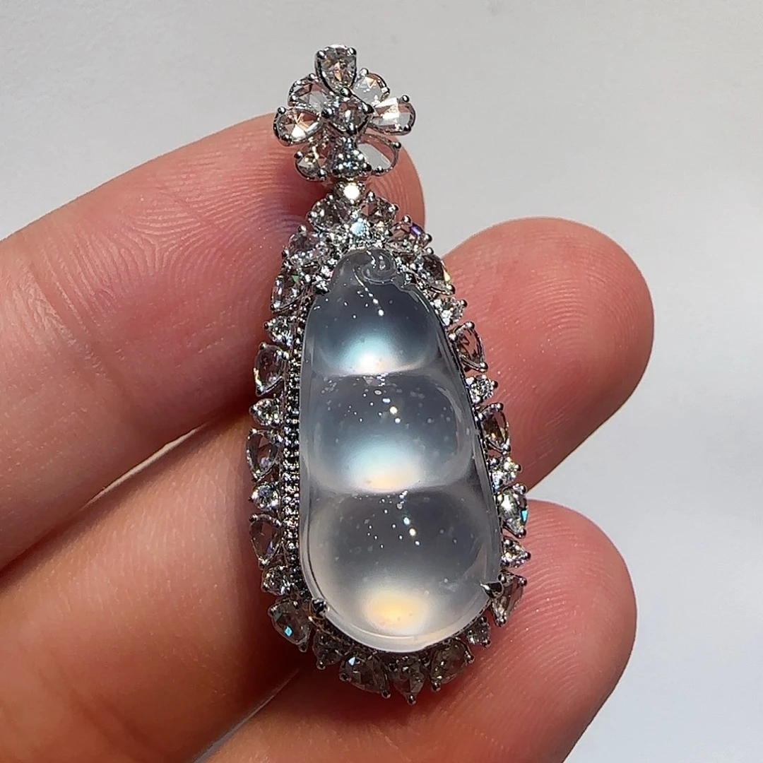 翡翠18K金镶嵌颈饰福豆吊坠