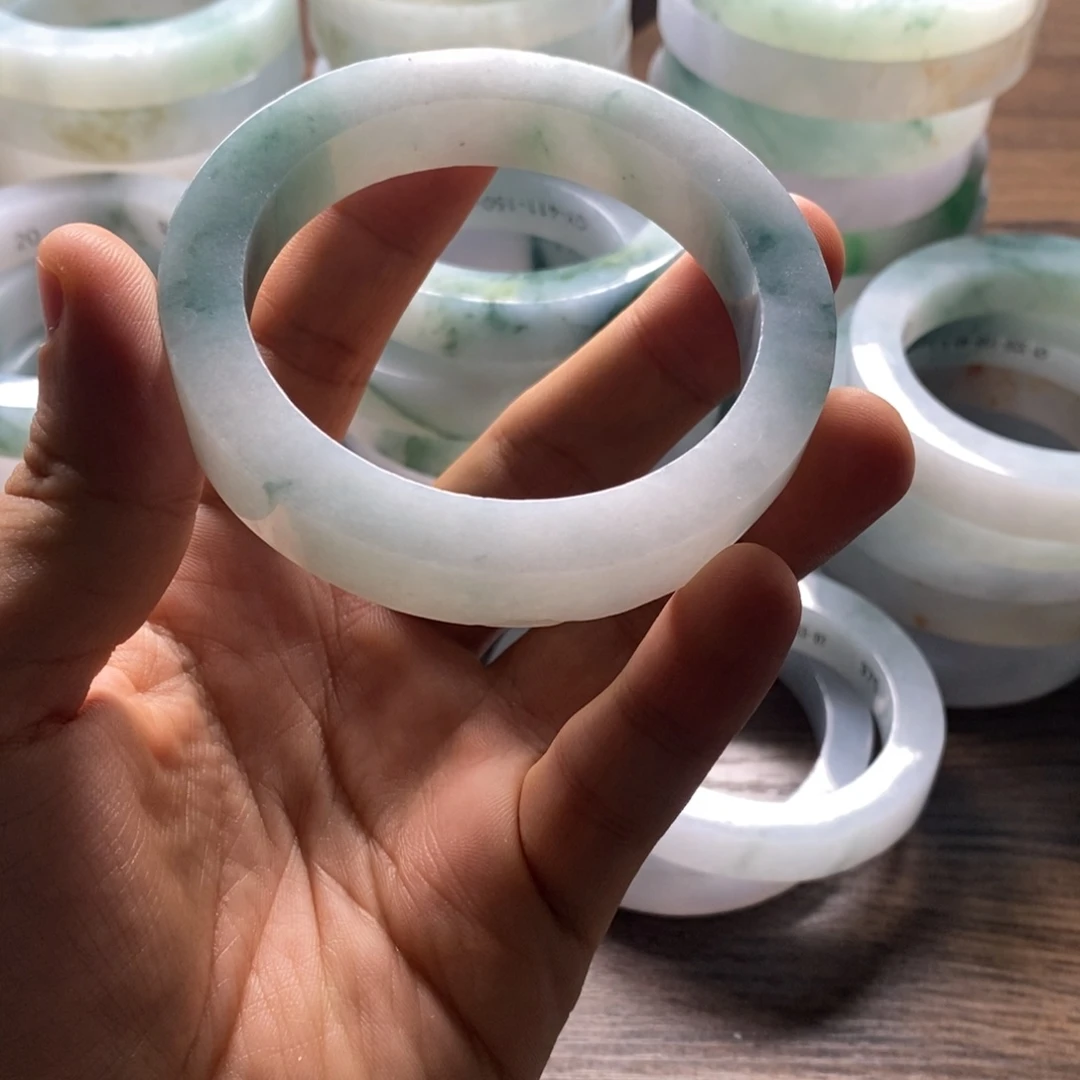 定制翡翠手镯未镶嵌张****口