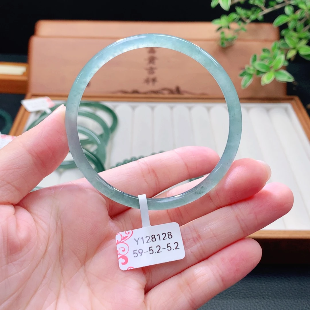 翡翠未镶嵌手镯（圆镯）