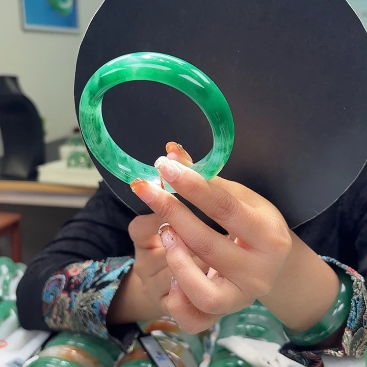 石英质玉（非洲翠）手镯未镶嵌