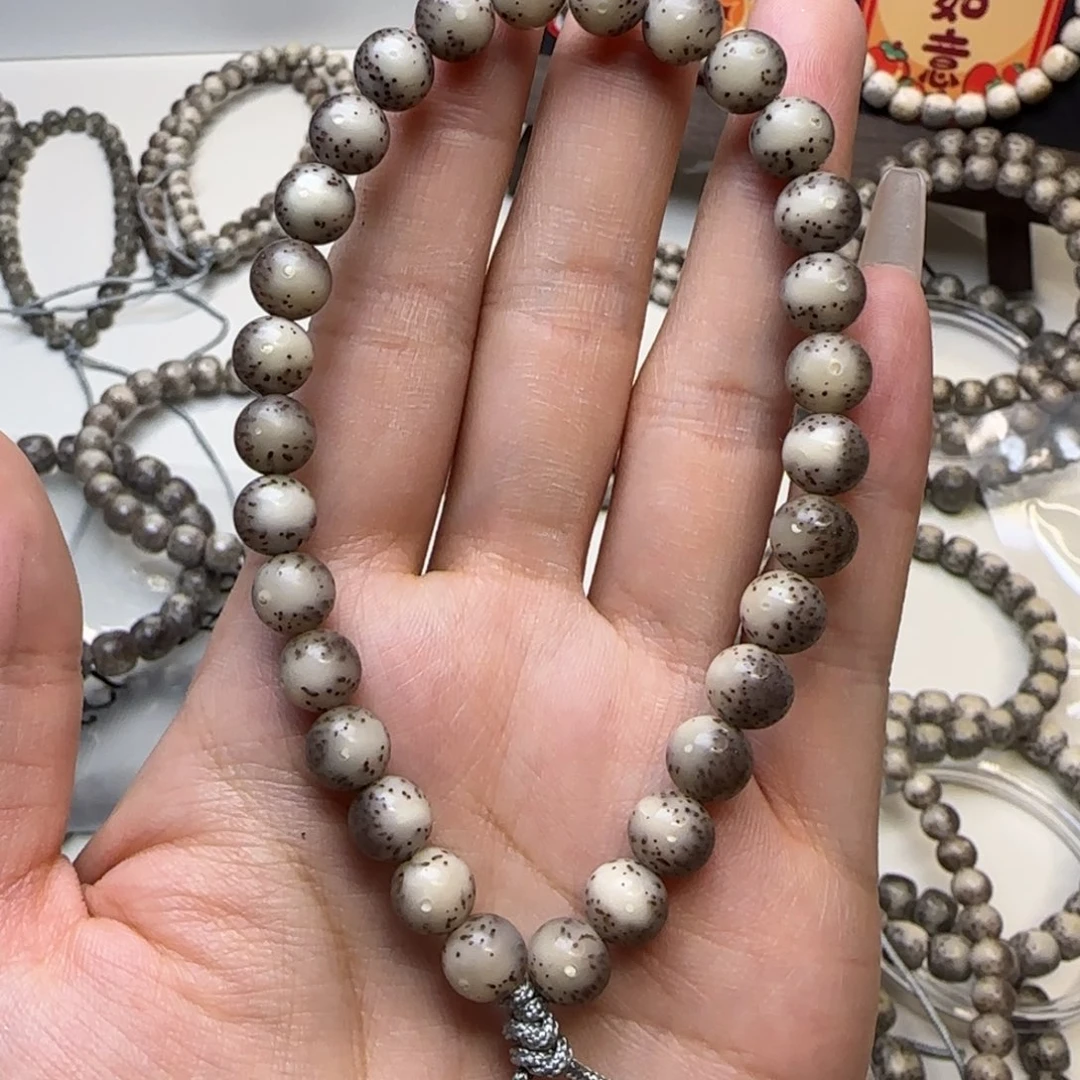 星月菩提手串是***?石玉粉冰一线天卡8圆珠手持