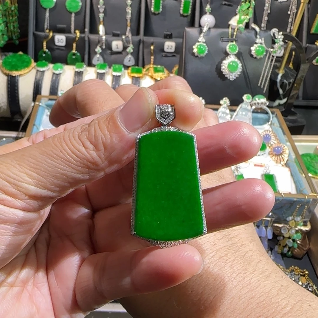 翡翠18K金镶嵌颈饰吊坠