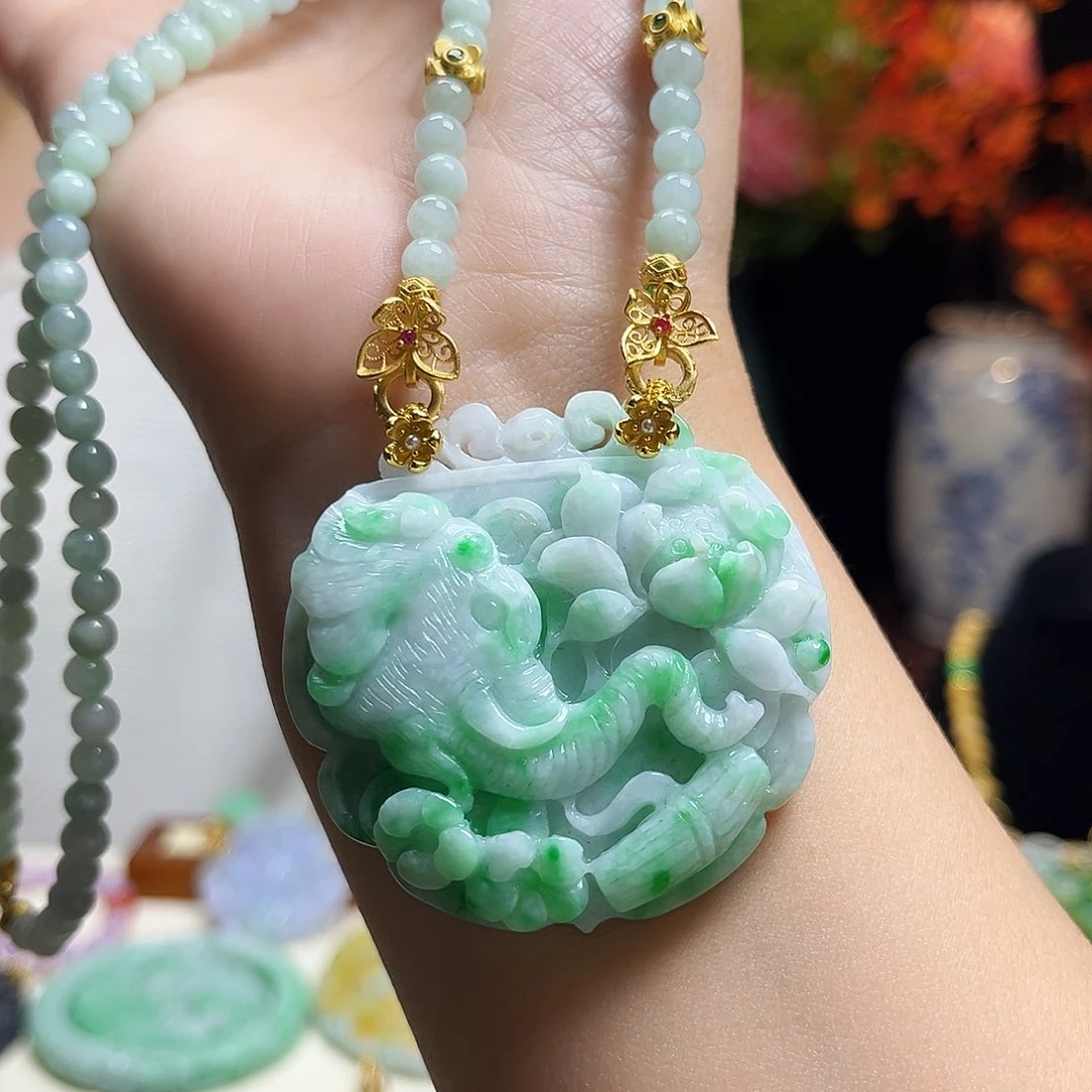 翡翠颈饰未镶嵌阳绿大象