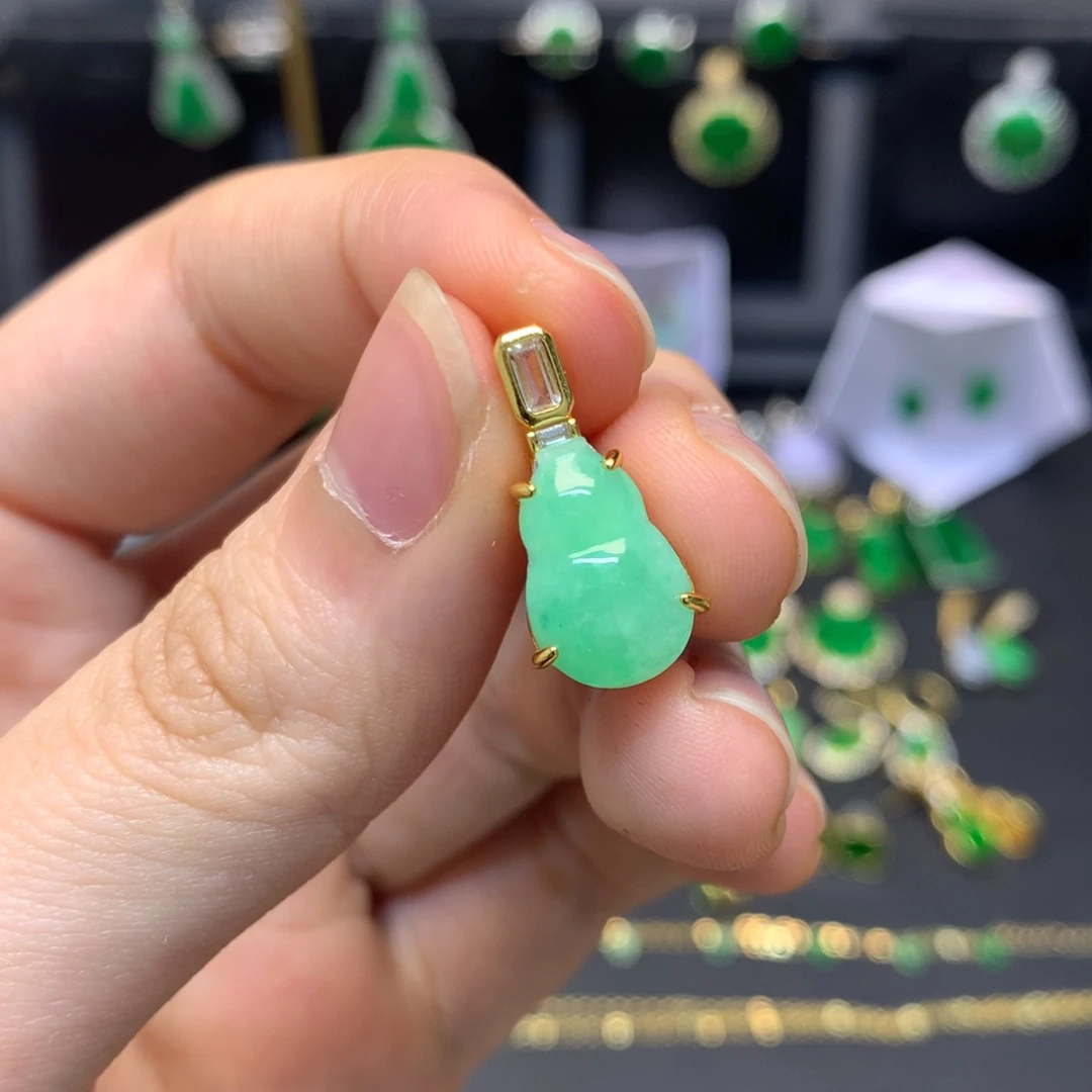翡翠未镶嵌颈饰有纹裂