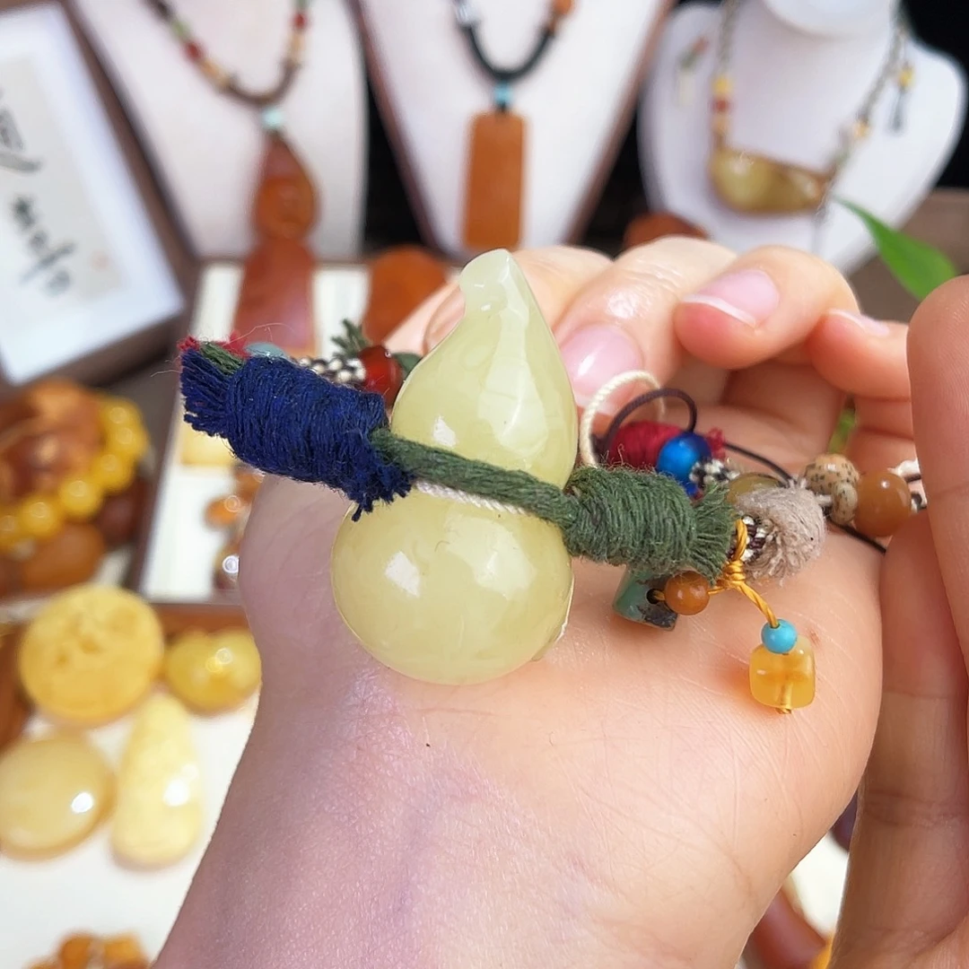 未镶嵌琥珀珠宝奇石L*。