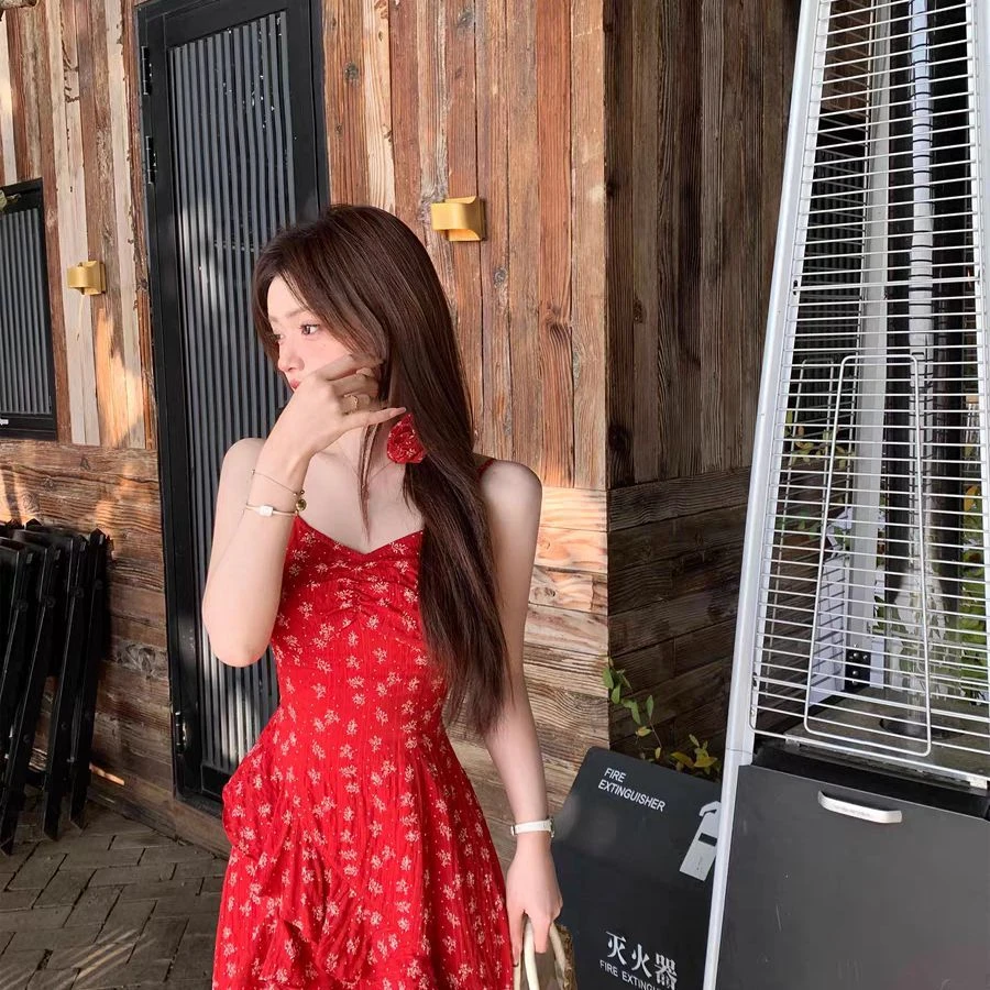 法式碎花红色吊带连衣裙女2025春夏新款度假风收腰开叉不规则长裙
