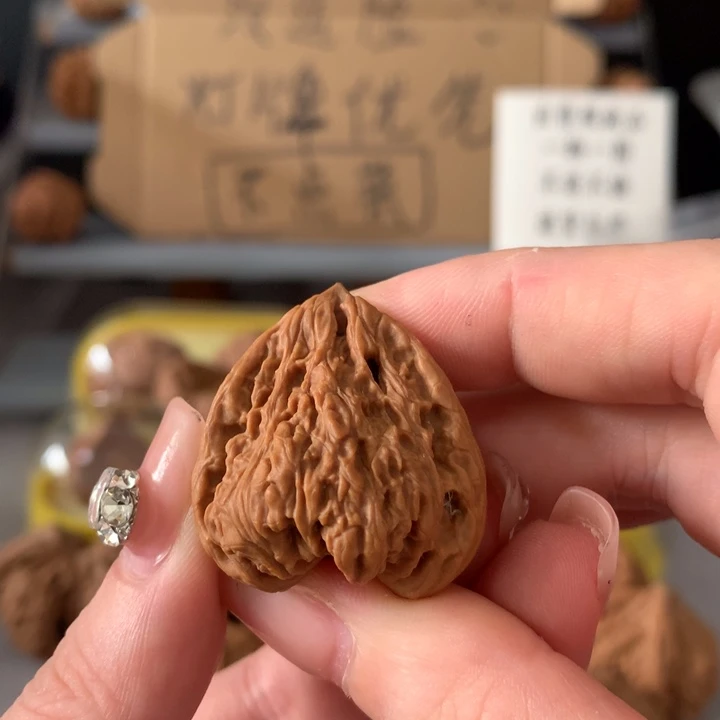 *****吊坠文玩核桃异形单只，有瑕疵