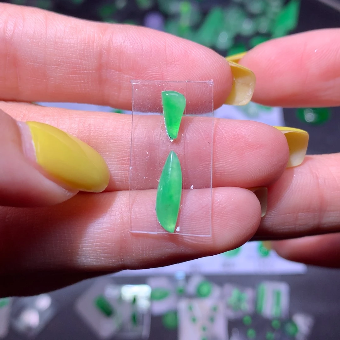 翡翠挂件未镶嵌随形 主播心心曹哥