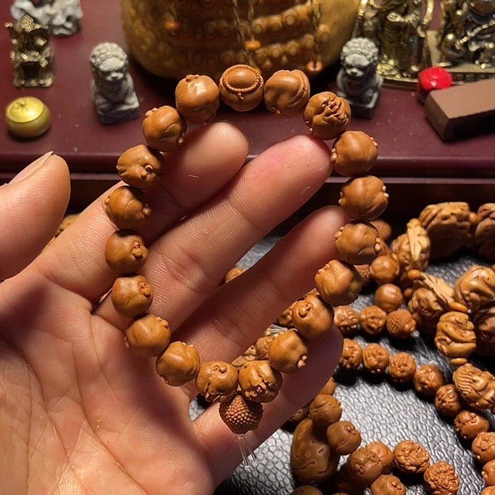 龙纹桃核雕刻胖子百态
