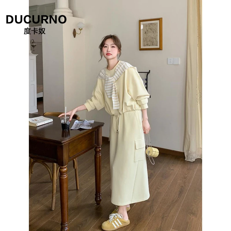 黄色休闲减龄披肩卫衣套装裙女秋季2025新款超火工装半身裙两件套