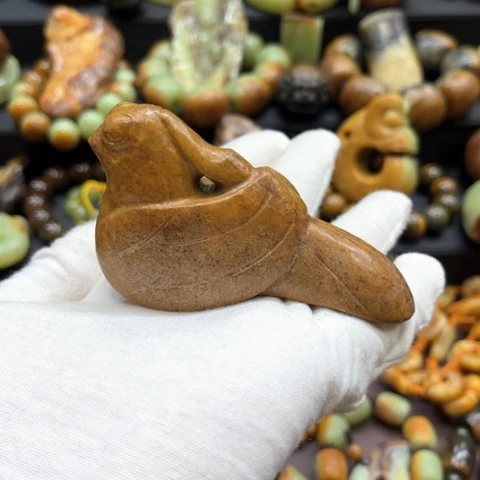 未镶嵌岫岩河磨玉（透闪石质玉）挂件