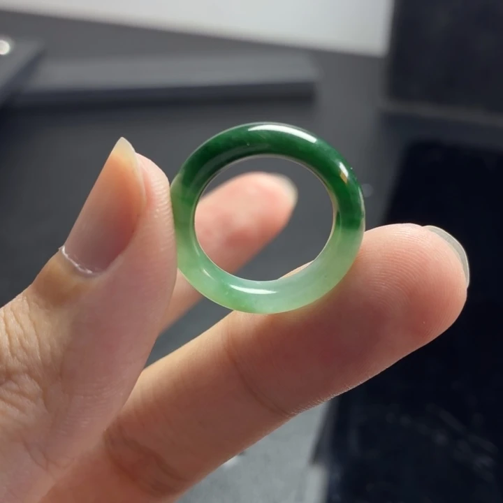 定制翡翠未镶嵌半圈辣绿