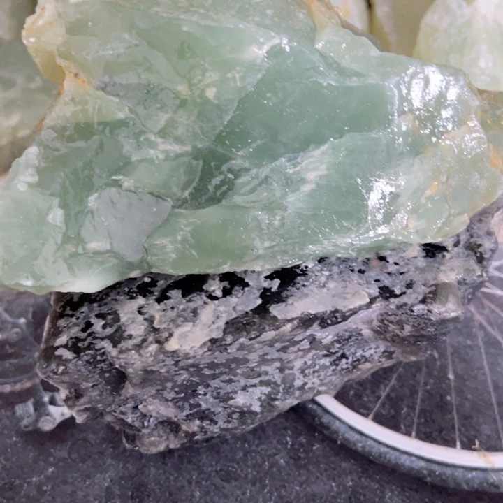 蛇纹石玉未镶嵌珠宝奇石