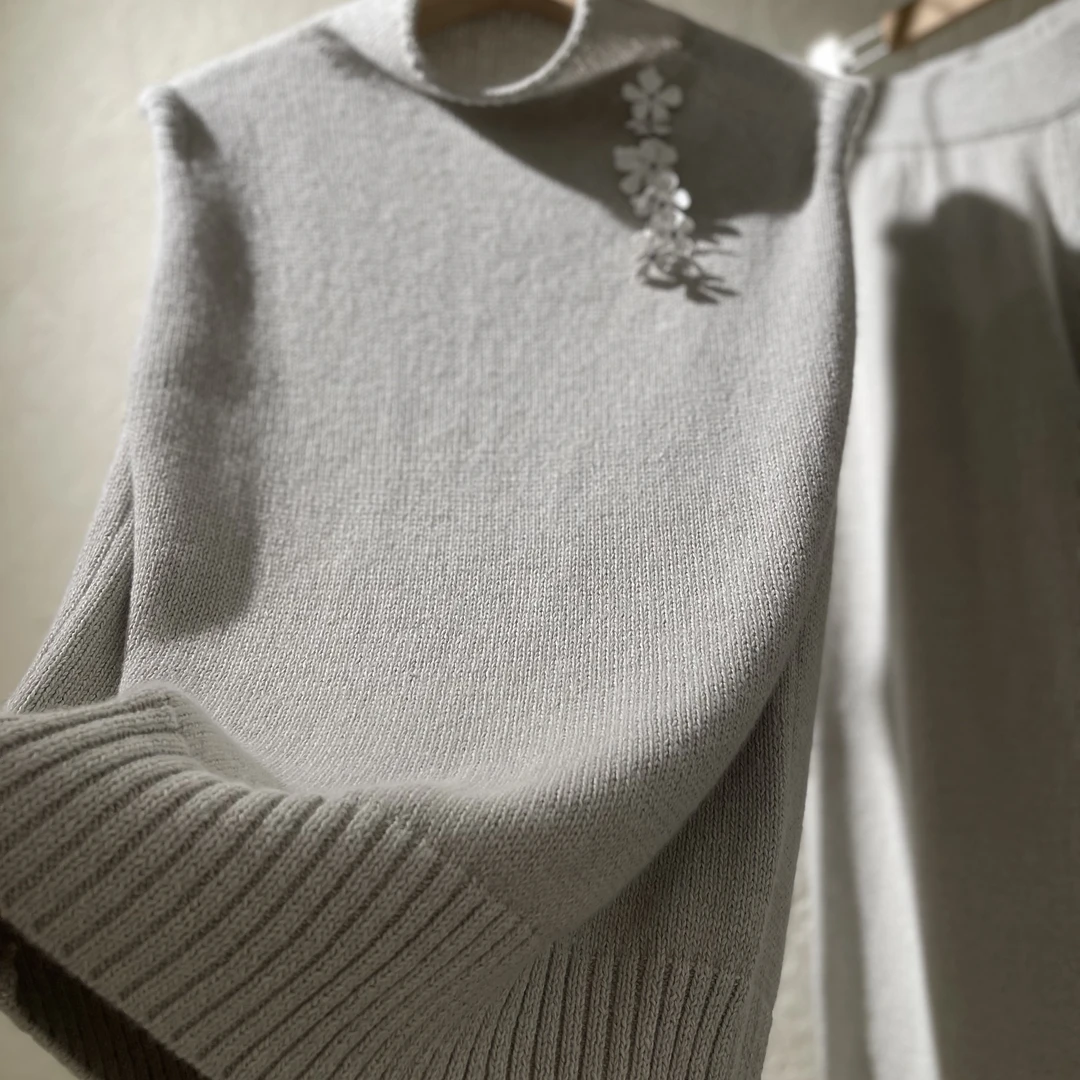 羊毛立领无袖上衣