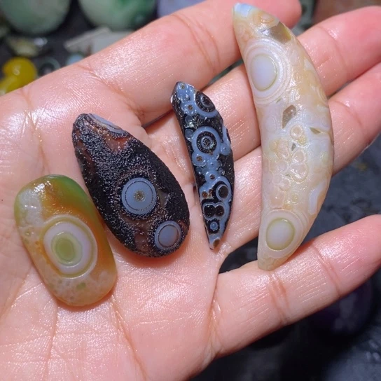 颈饰未镶嵌石英质玉月****的