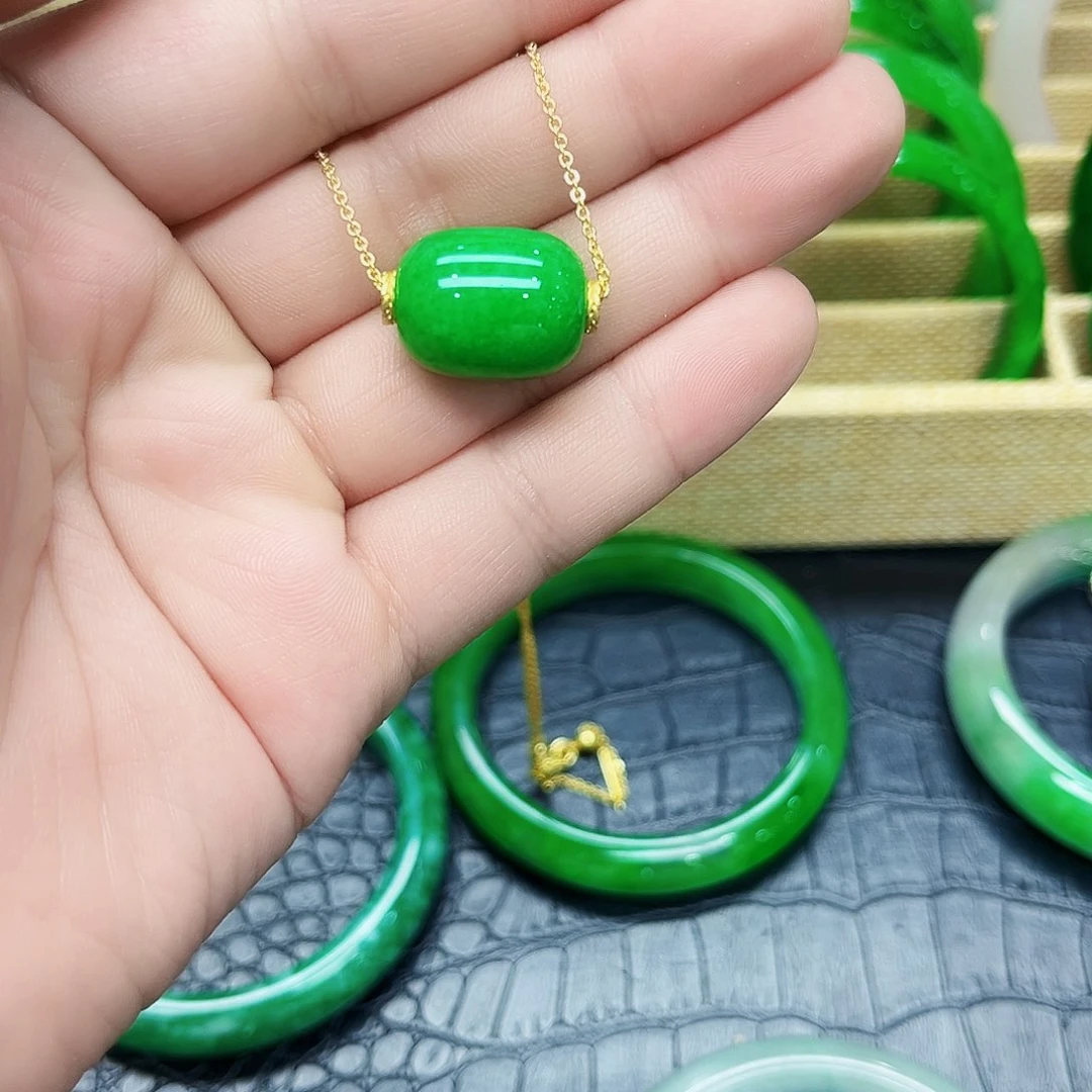 翡翠手镯未镶嵌吊坠