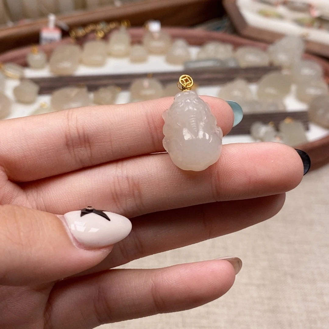 颈饰18K金镶嵌和田玉貔貅