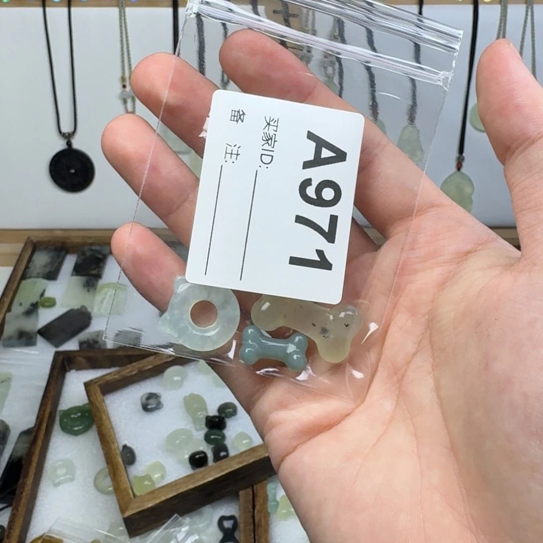 蛇纹石玉吊坠未镶嵌维*维