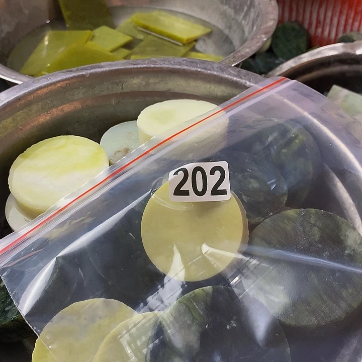 蛇纹石玉未镶嵌珠宝半成品漫***路