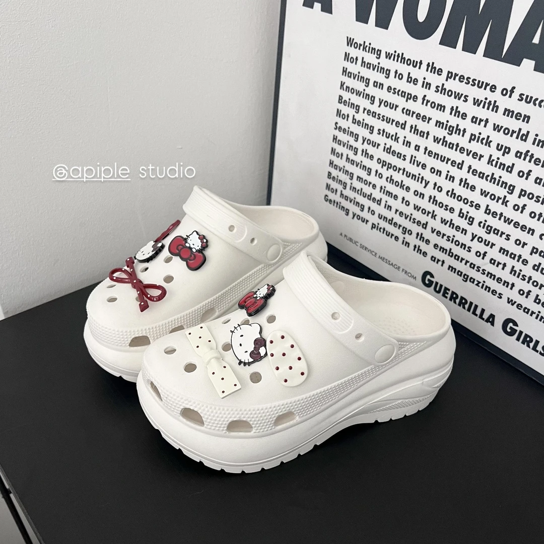 原创kitty白色洞洞鞋女夏外穿休闲ins风2025新款防滑平底拖鞋外穿