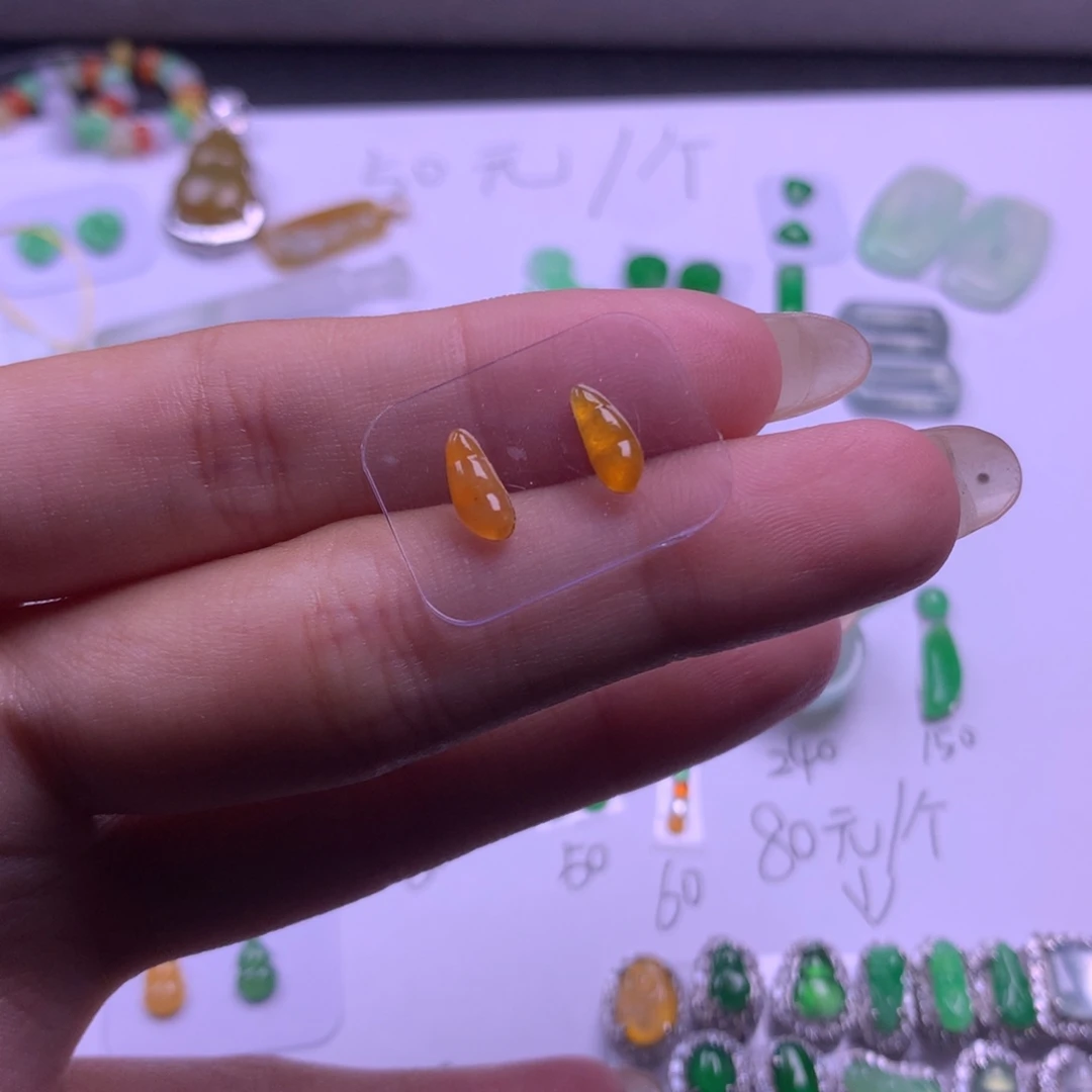 翡翠未镶嵌颈饰豆子