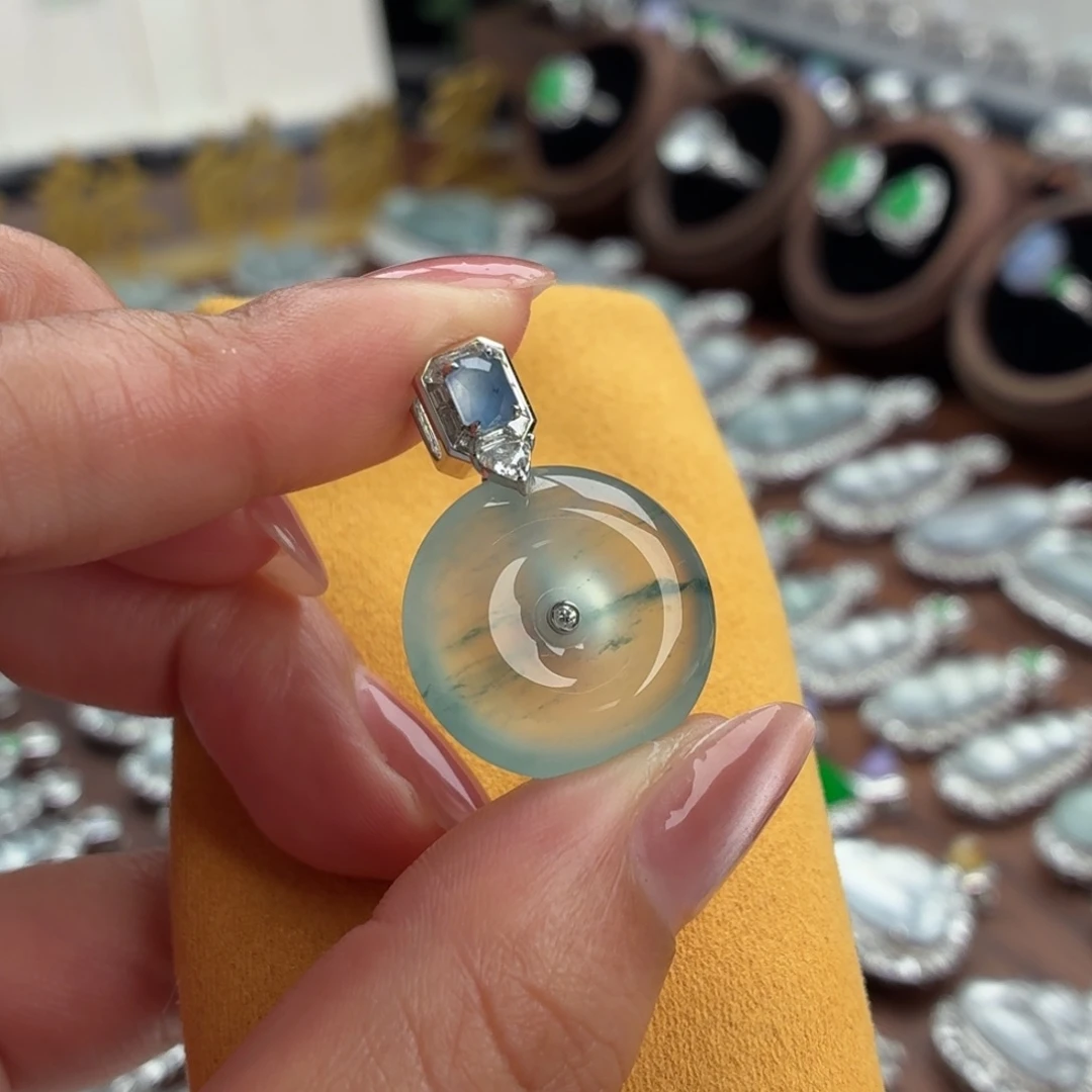 翡翠18K金镶嵌颈饰平安扣