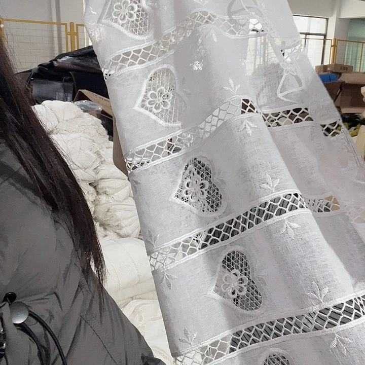 白色刺绣盖布55.100