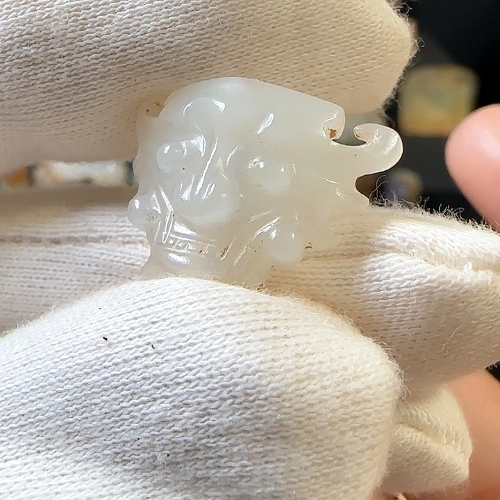 蓝***尘和田玉未镶嵌颈饰