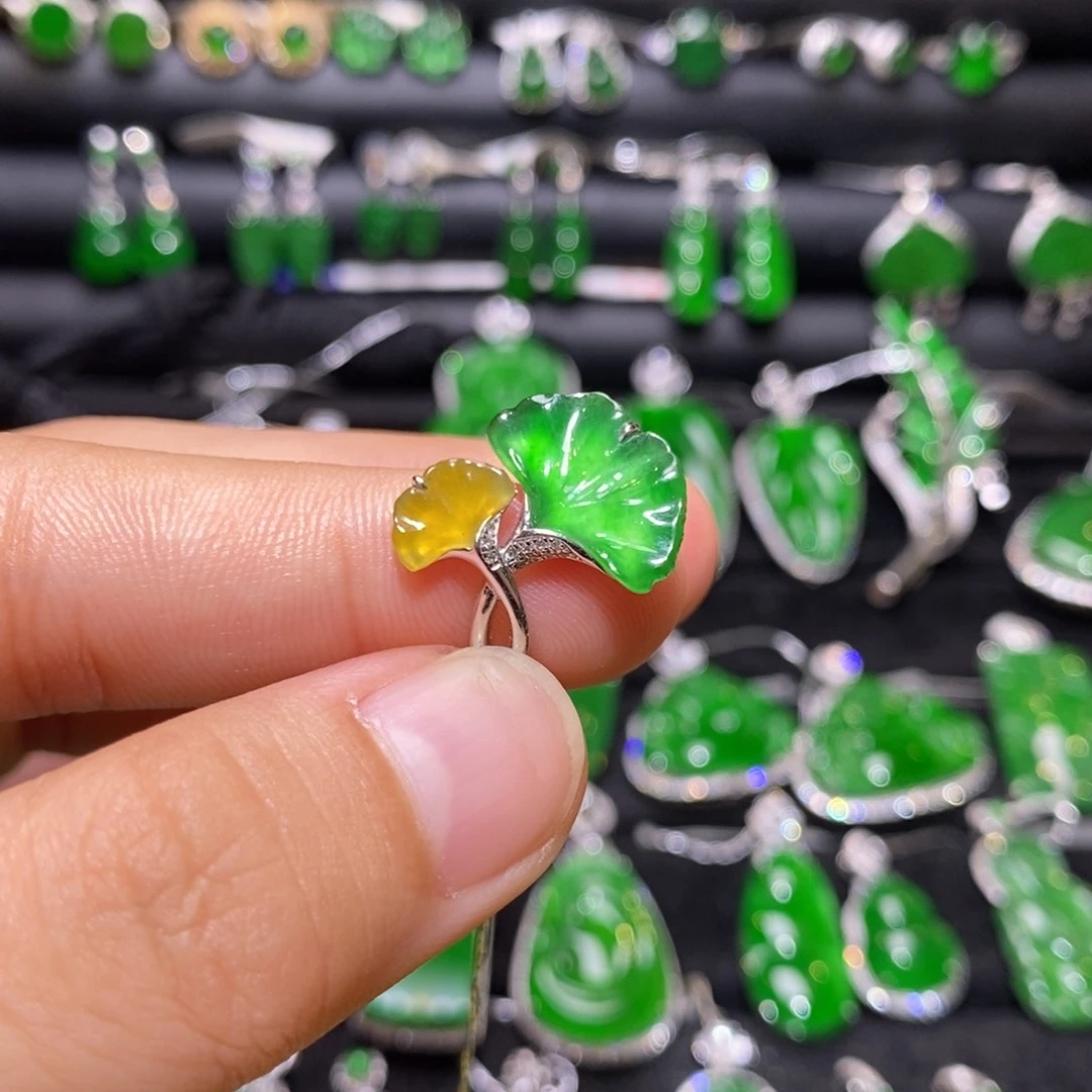 18K金镶嵌戒指翡翠天然翡翠