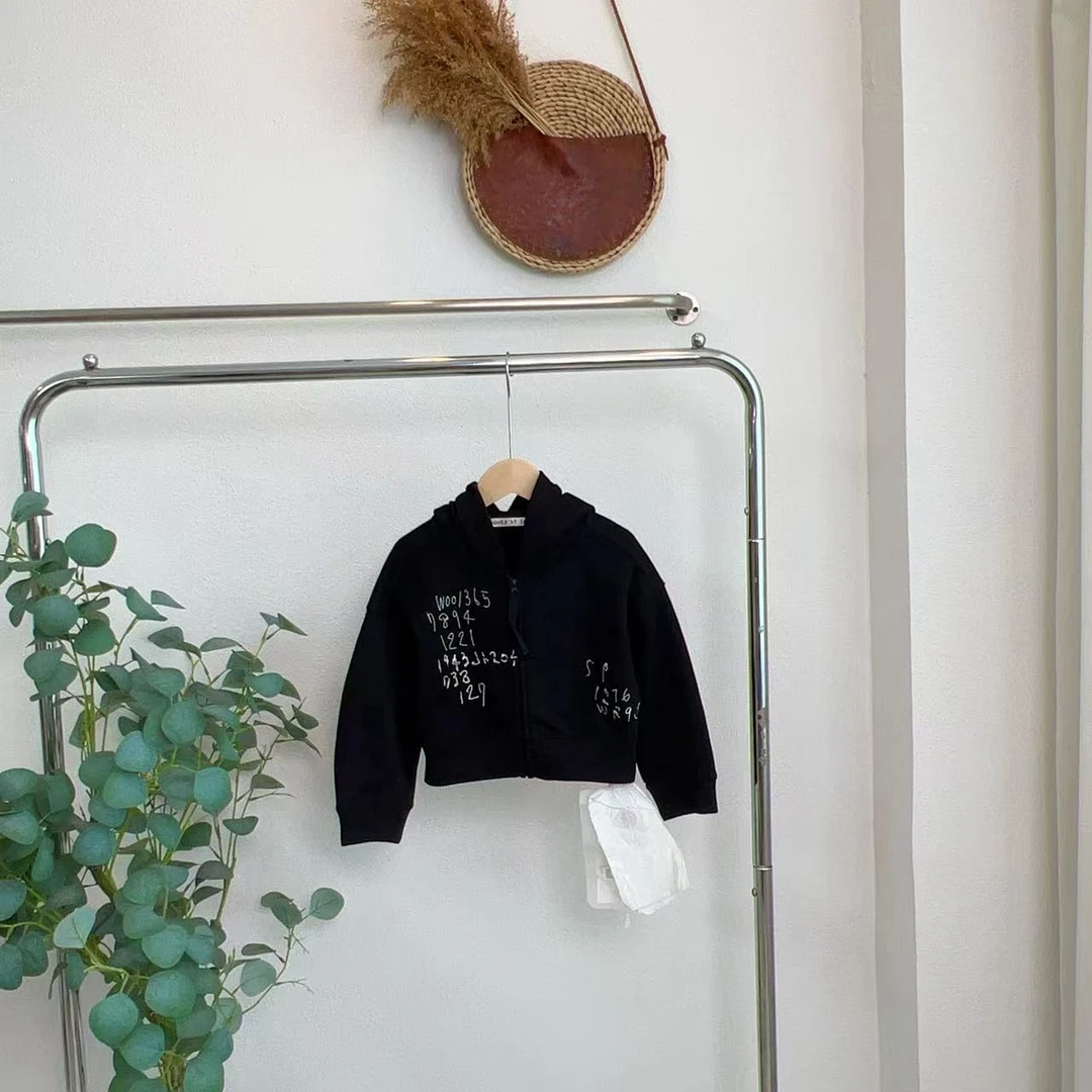 6351而黑色短款卫衣外套