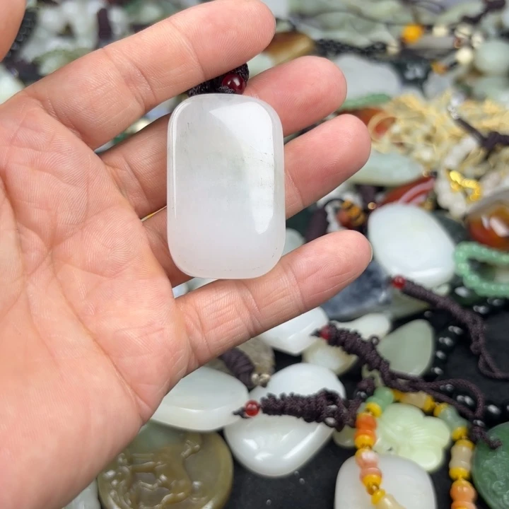 石英质玉（天山翠）未镶嵌颈饰