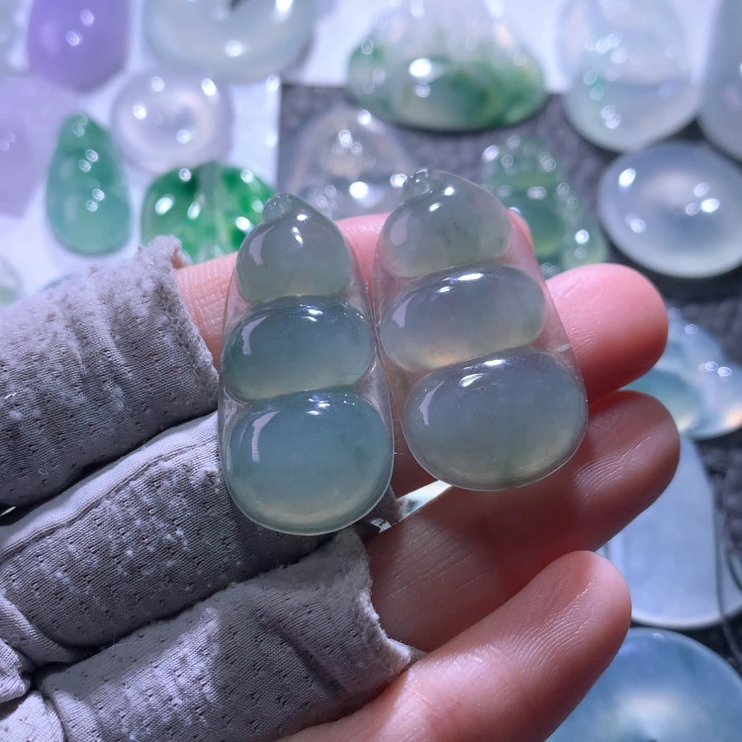 翡翠未镶嵌颈饰一对