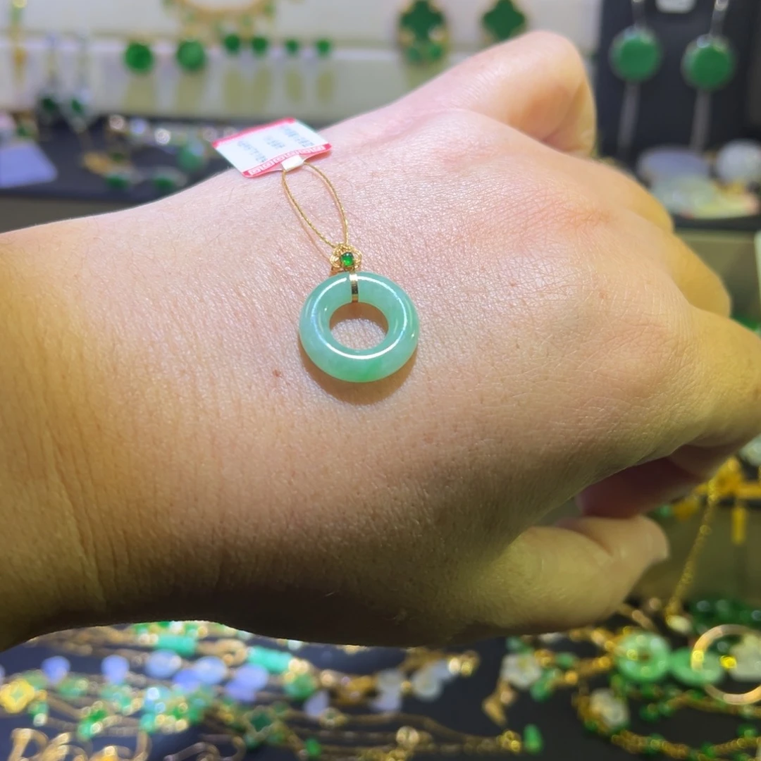 颈饰18K金镶嵌翡翠吊坠