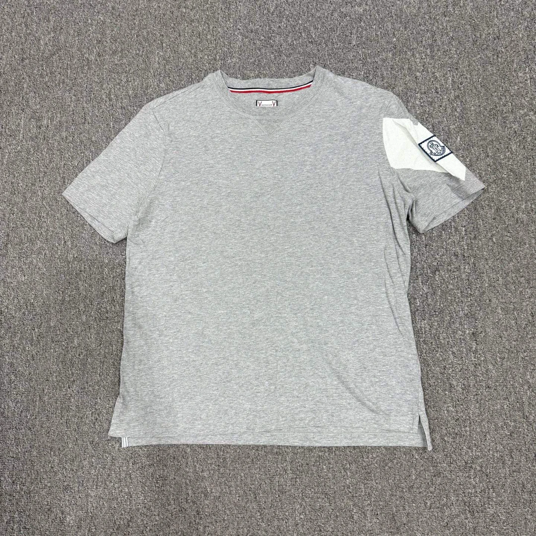 99新 MONCLER 15947299 Moncler蒙口 灰色手臂logo短袖 L码99新